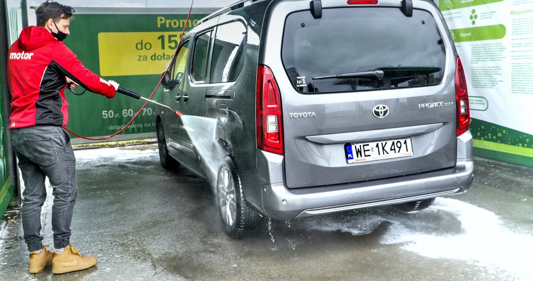 Mycie auta w myjni bezdotykowej jak to zrobić dobrze i