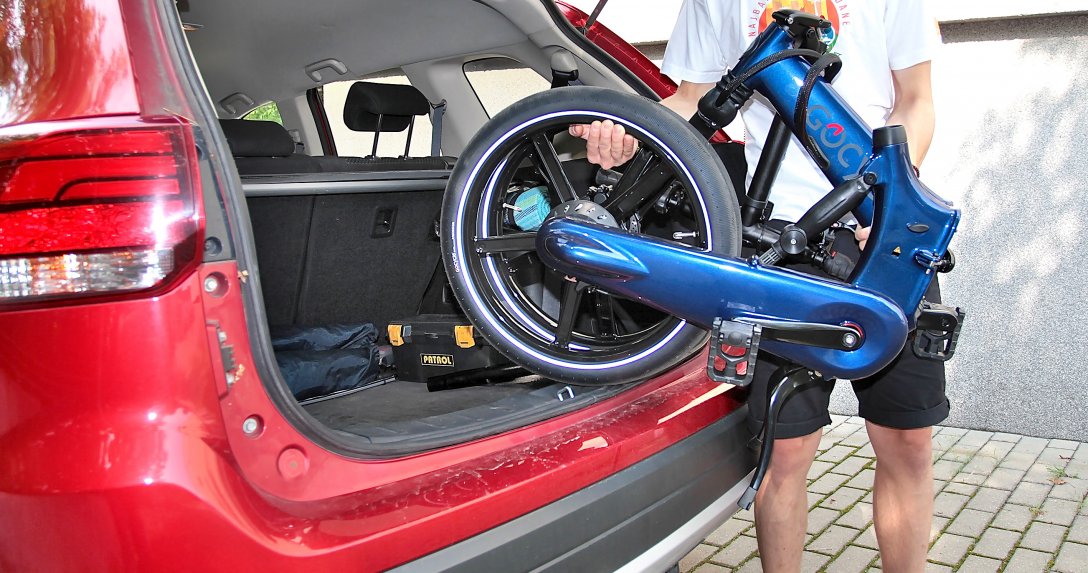 E-bike w bagażniku auta
