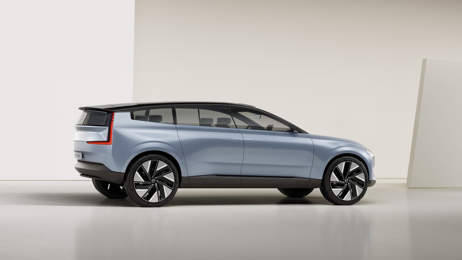 Volvo Concept Recharge - bok, profil