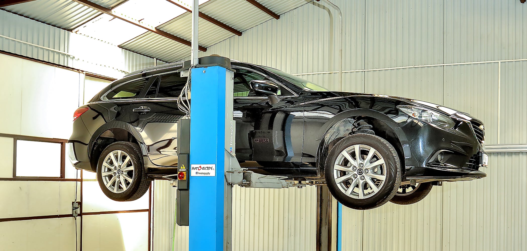 Mazda 6 III 2.2 SkyActiv-D na podnośniku w warsztacie