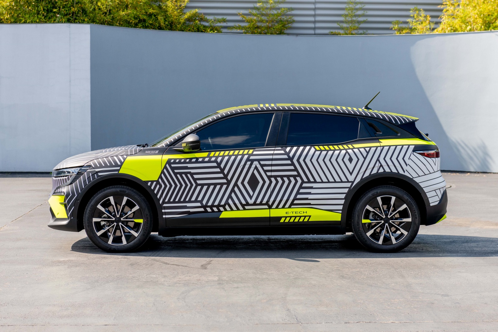 Renault MeganE - bok, profil