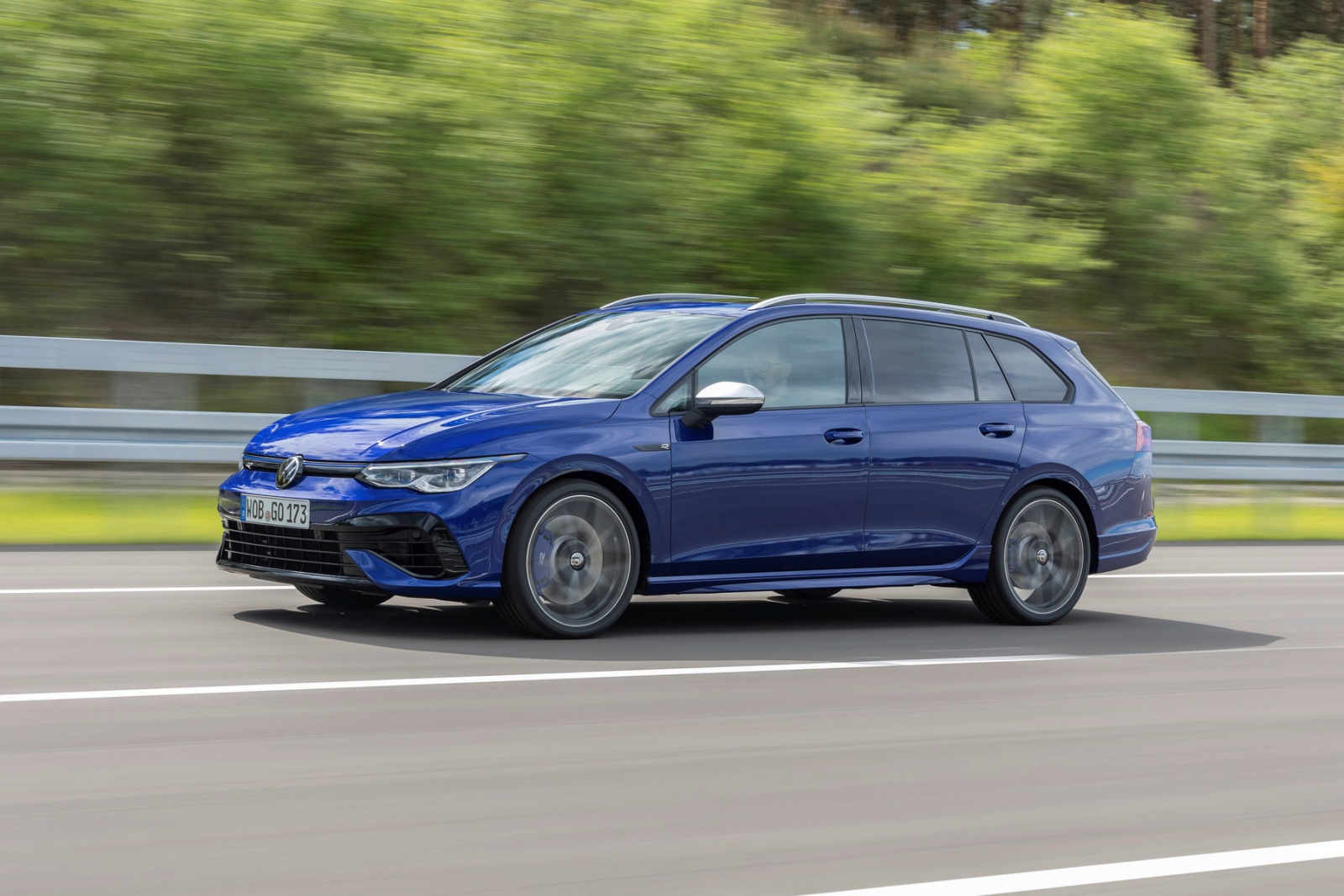 VW Golf R Variant - bok, profil