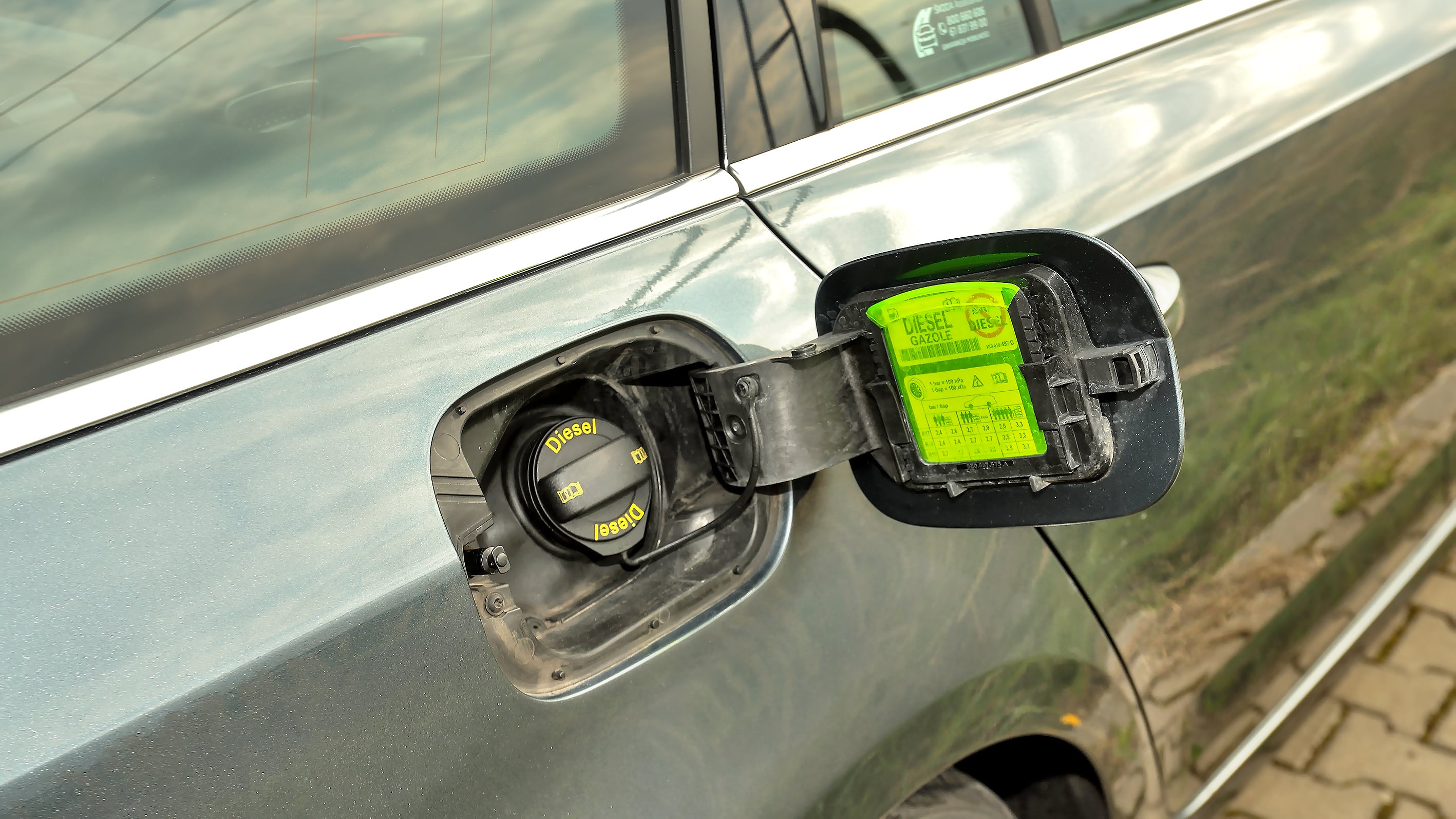 Skoda Octavia III RS 2.0 TDI skrobaczka do szyb pod klapką wlewu paliwa