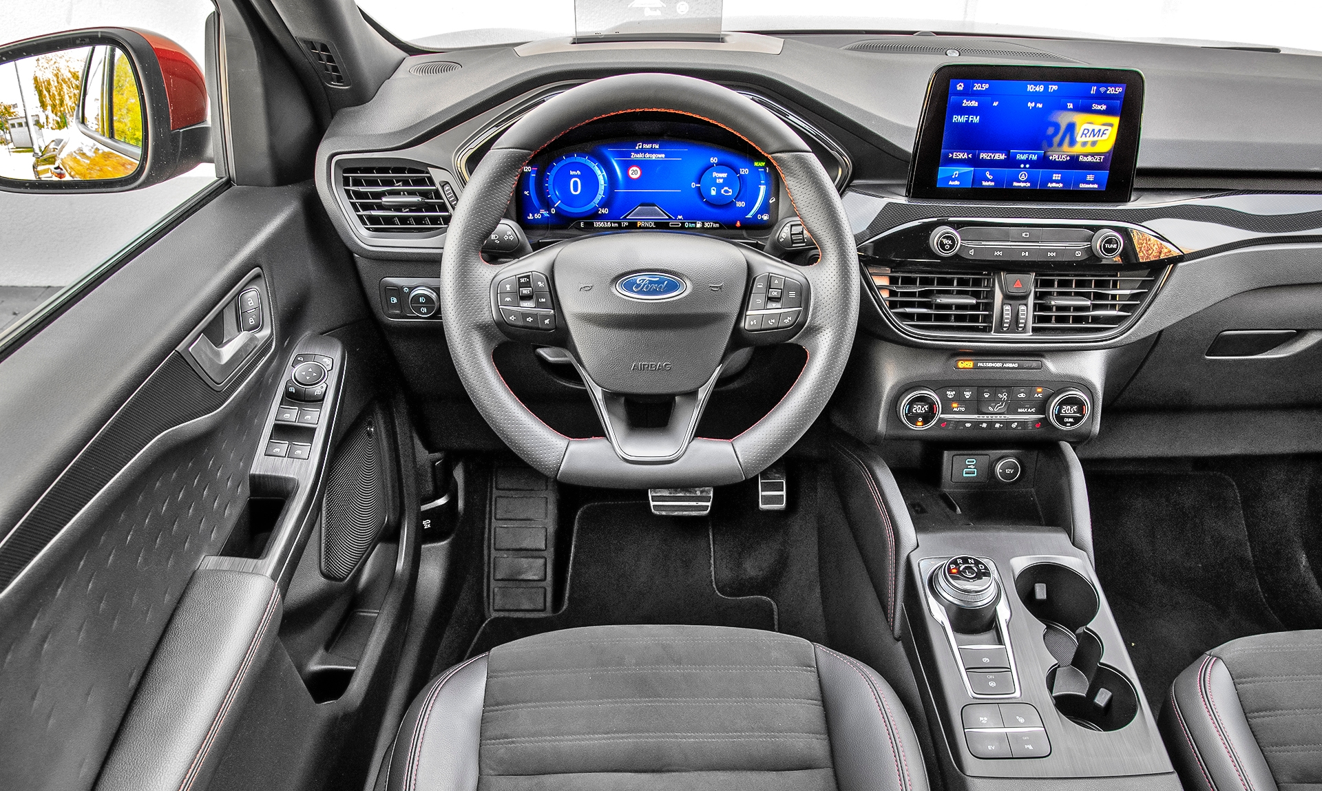 Ford Kuga Plug-in PHEV deska rozdzielcza