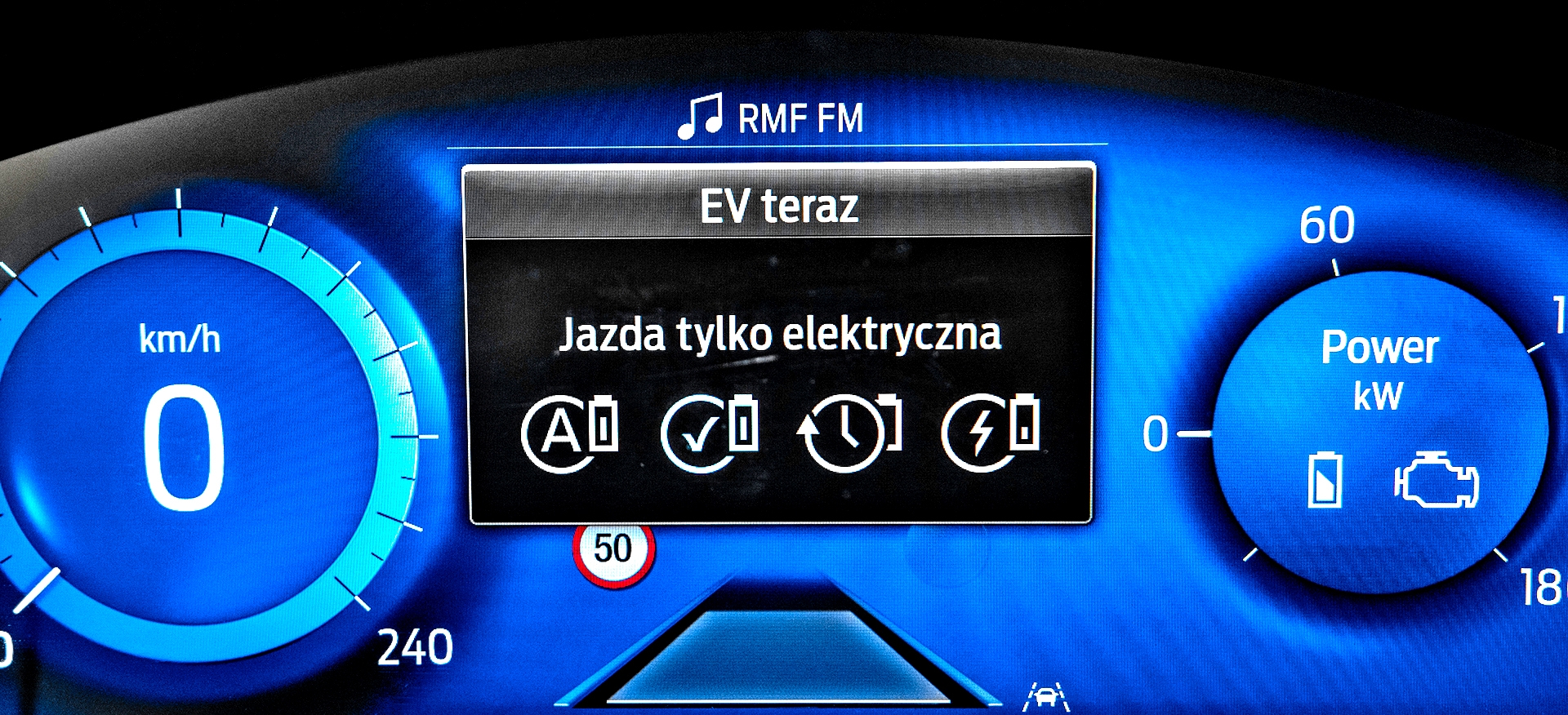 Ford Kuga Plug-in PHEV wskaźniki z trybem jazdy EV