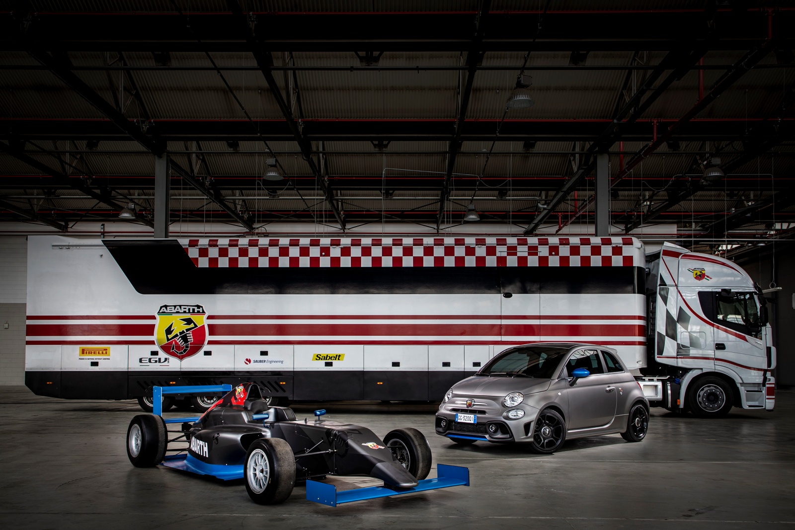 Abarth F595 i bolid Formuły 4 Tatuus