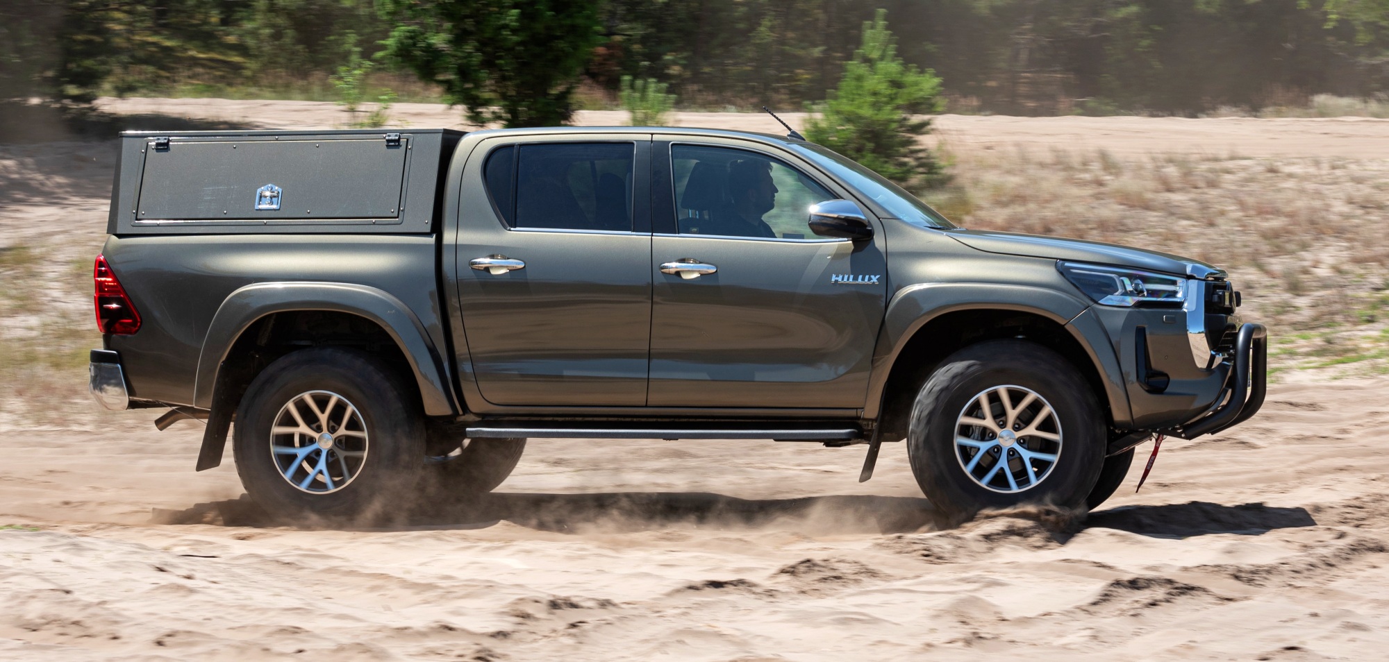 Toyota Hilux Arctic Trucks bok