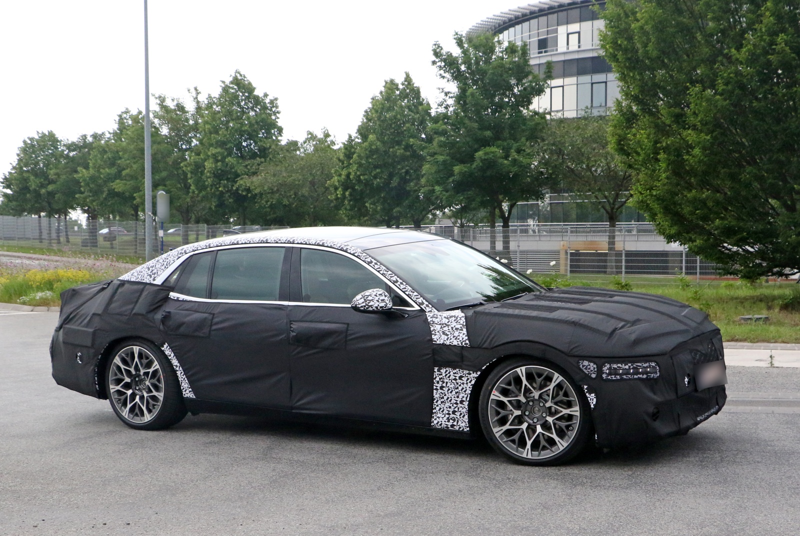 Genesis G90 druga generacja - bok, profil