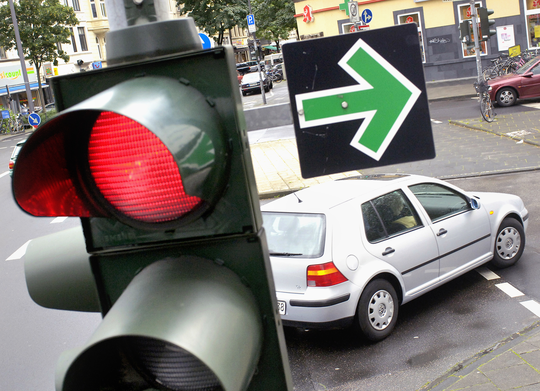 Zielona strzałka na metalowej tabliczce