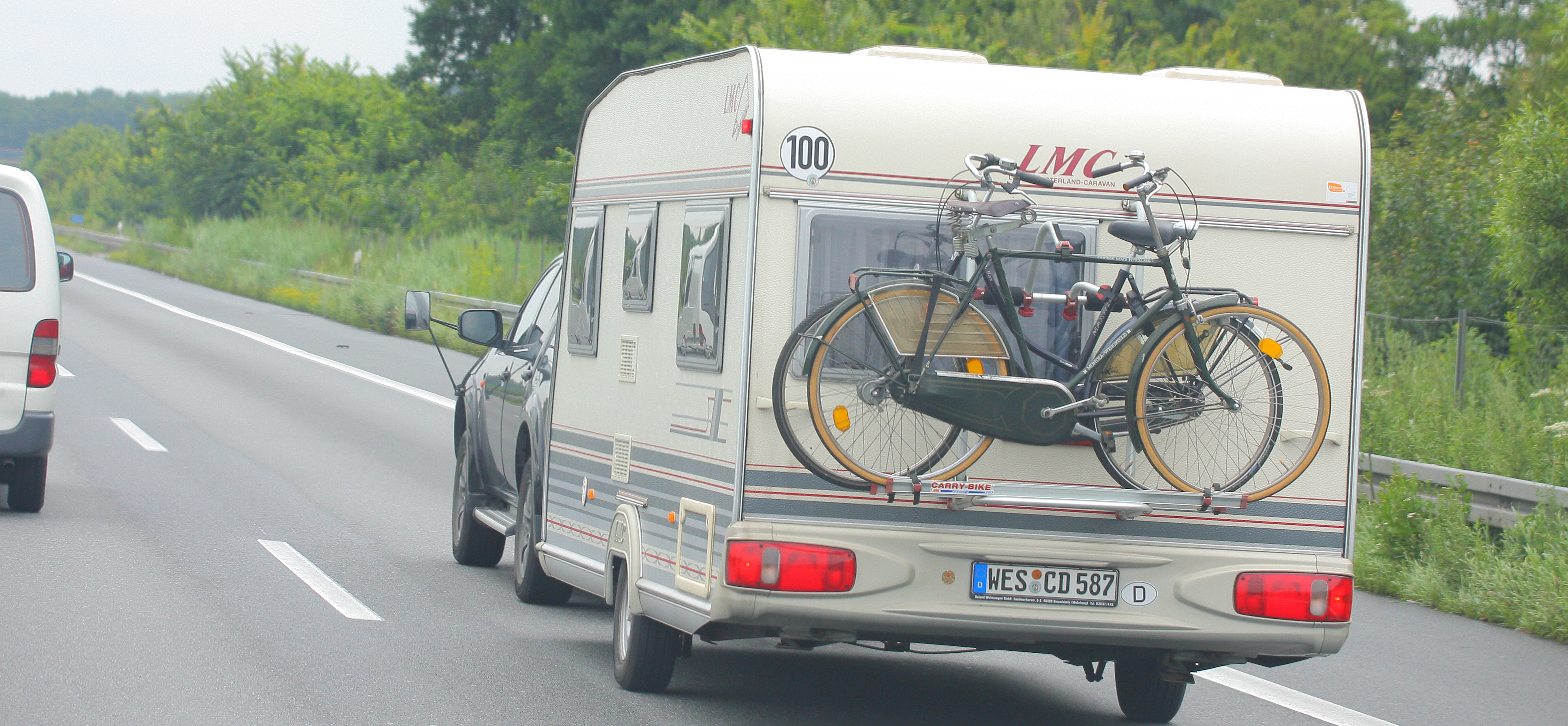 Auto z przyczepą kempingową