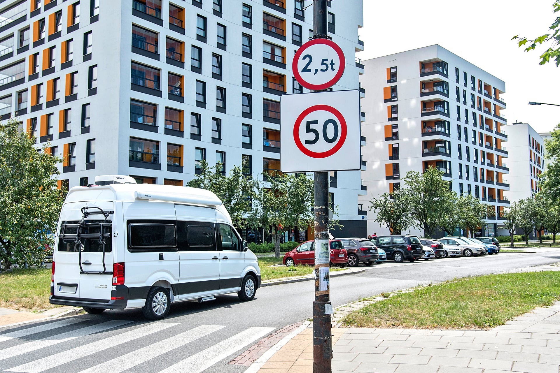 samochód kamper na drodze za zakazem
