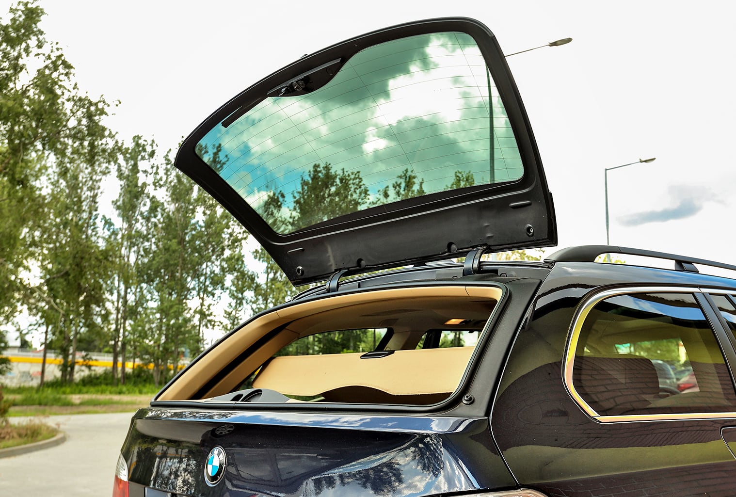 BMW 530i Touring E61 uchylna szyba w klapie bagażnika