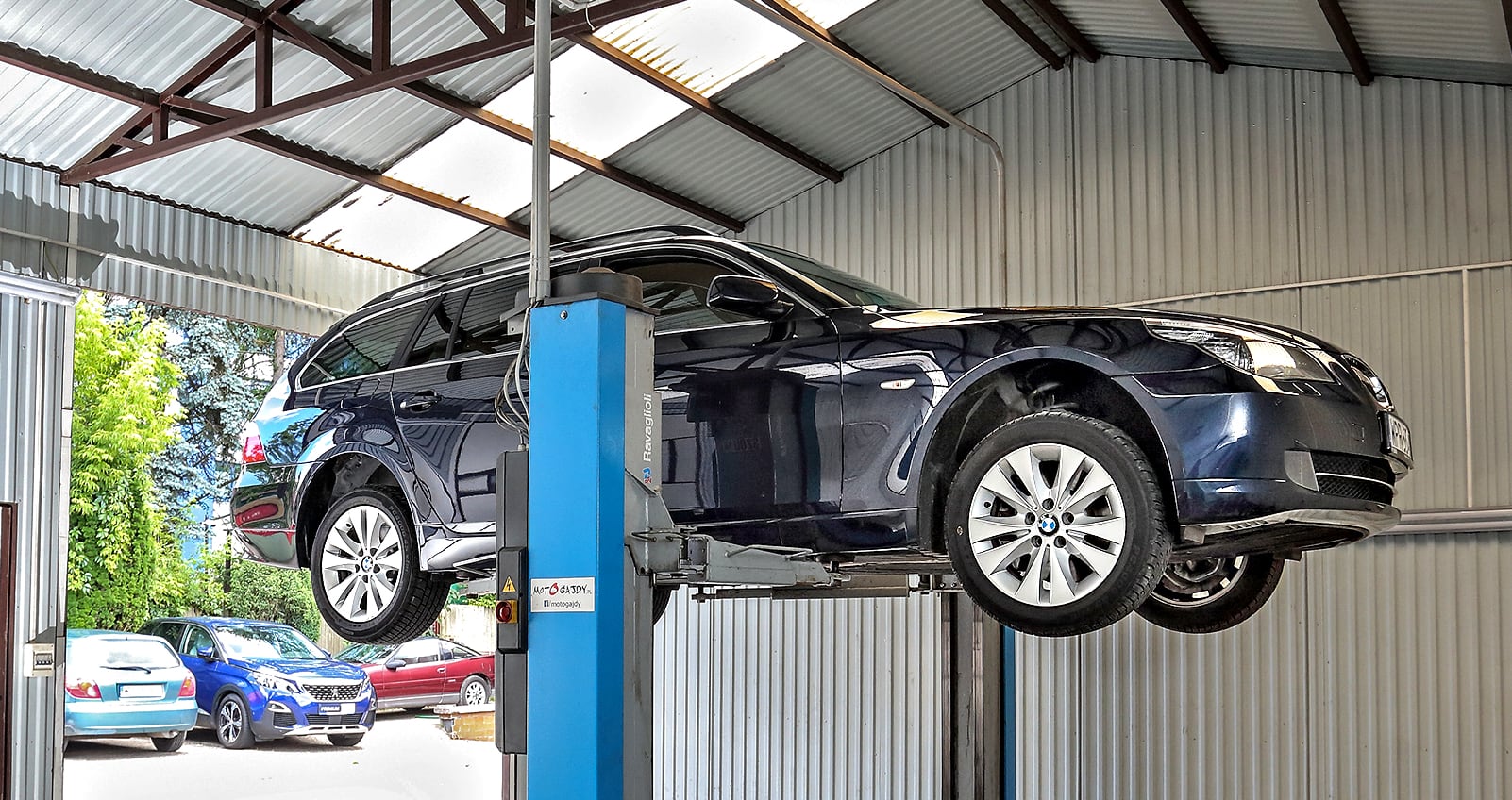 BMW 530i Touring E61 na podnośniku