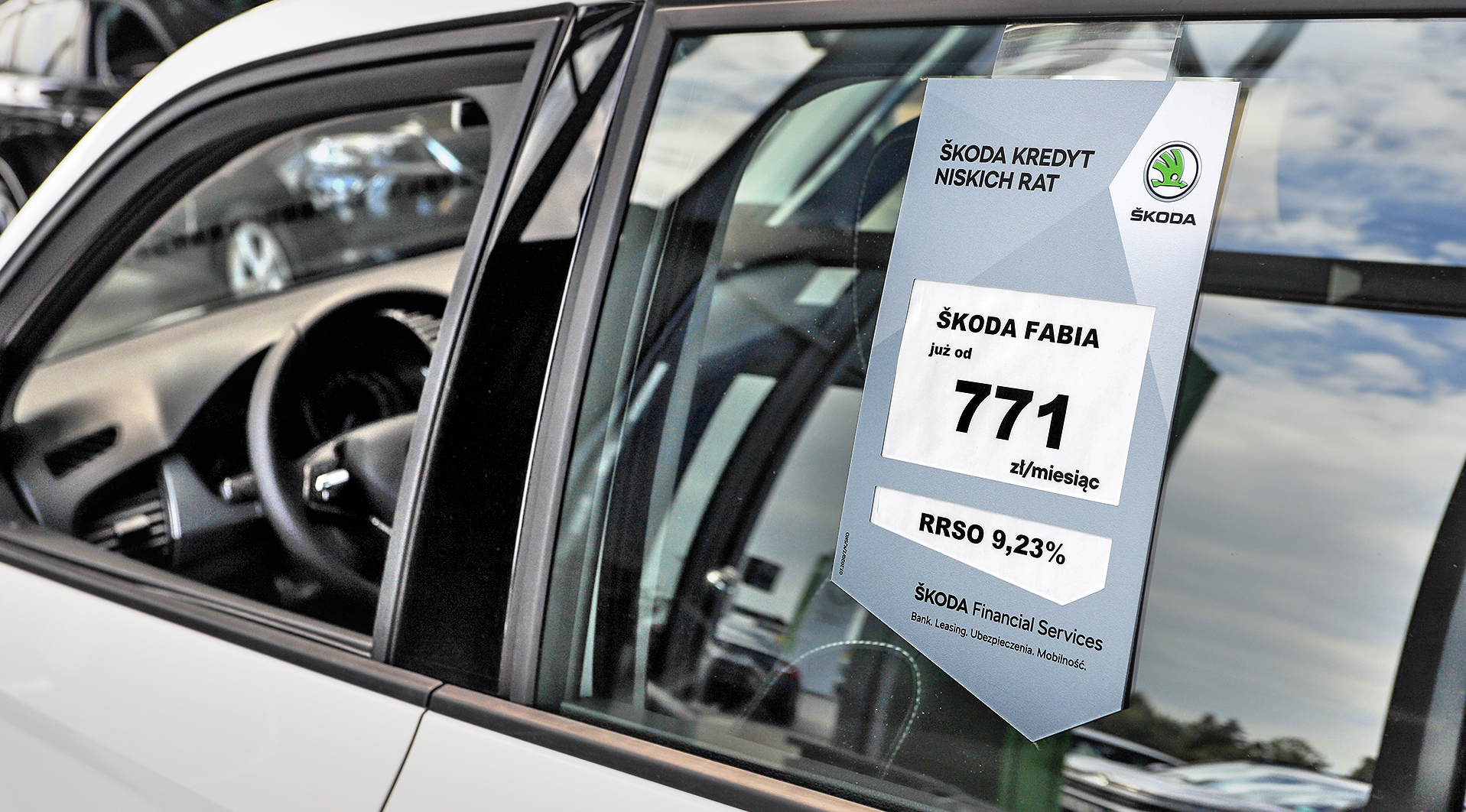 Wywieszka na szybę kredyt auta w salonie samochodowym