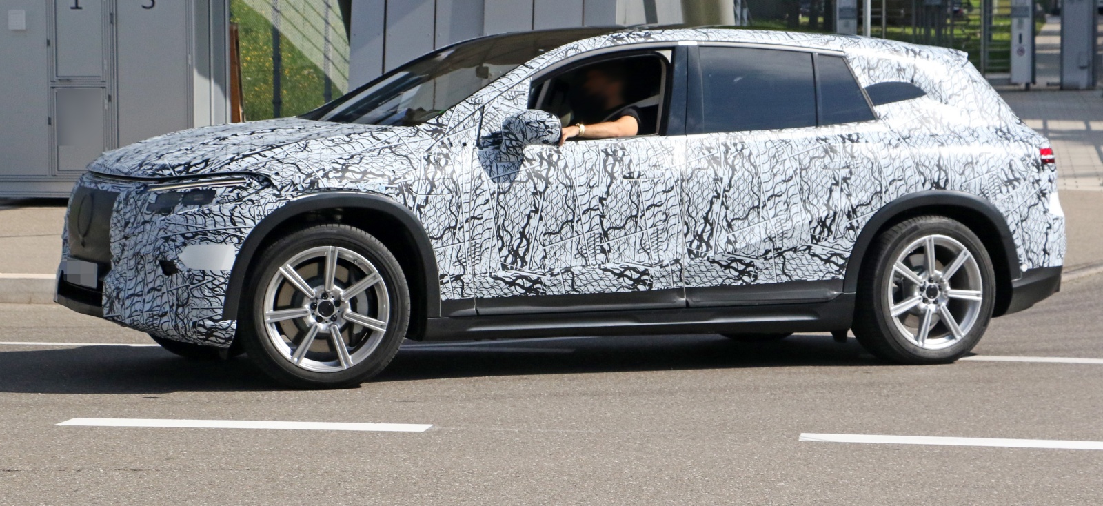 Mercedes EQS SUV - bok, profil