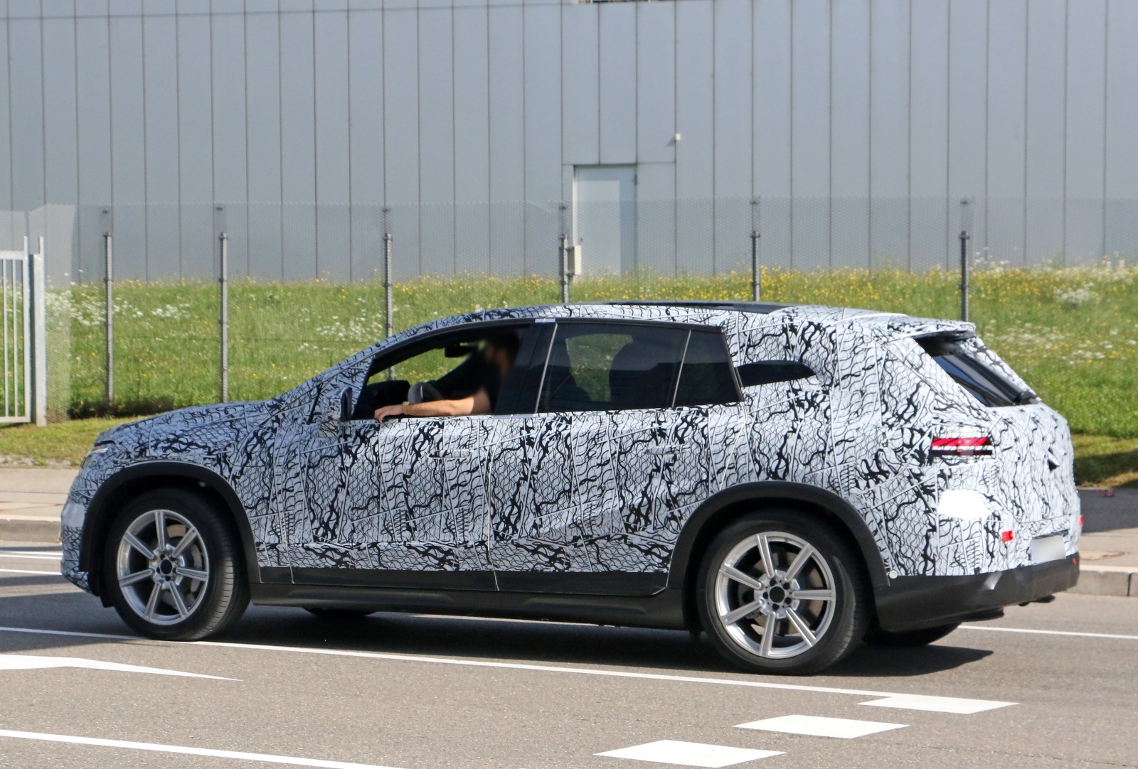 Mercedes EQS SUV - profil, tył, bok