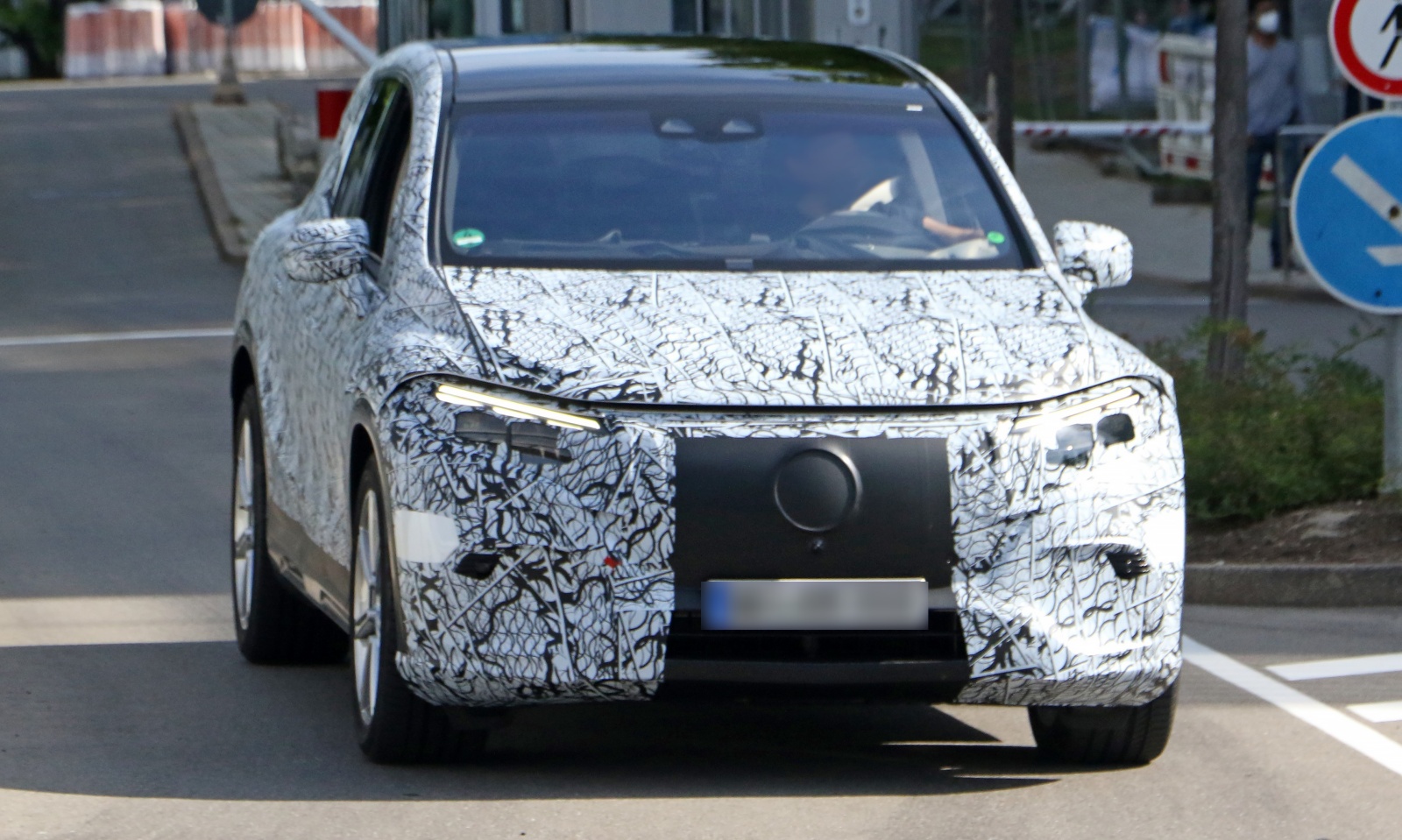 Mercedes EQS SUV - przód