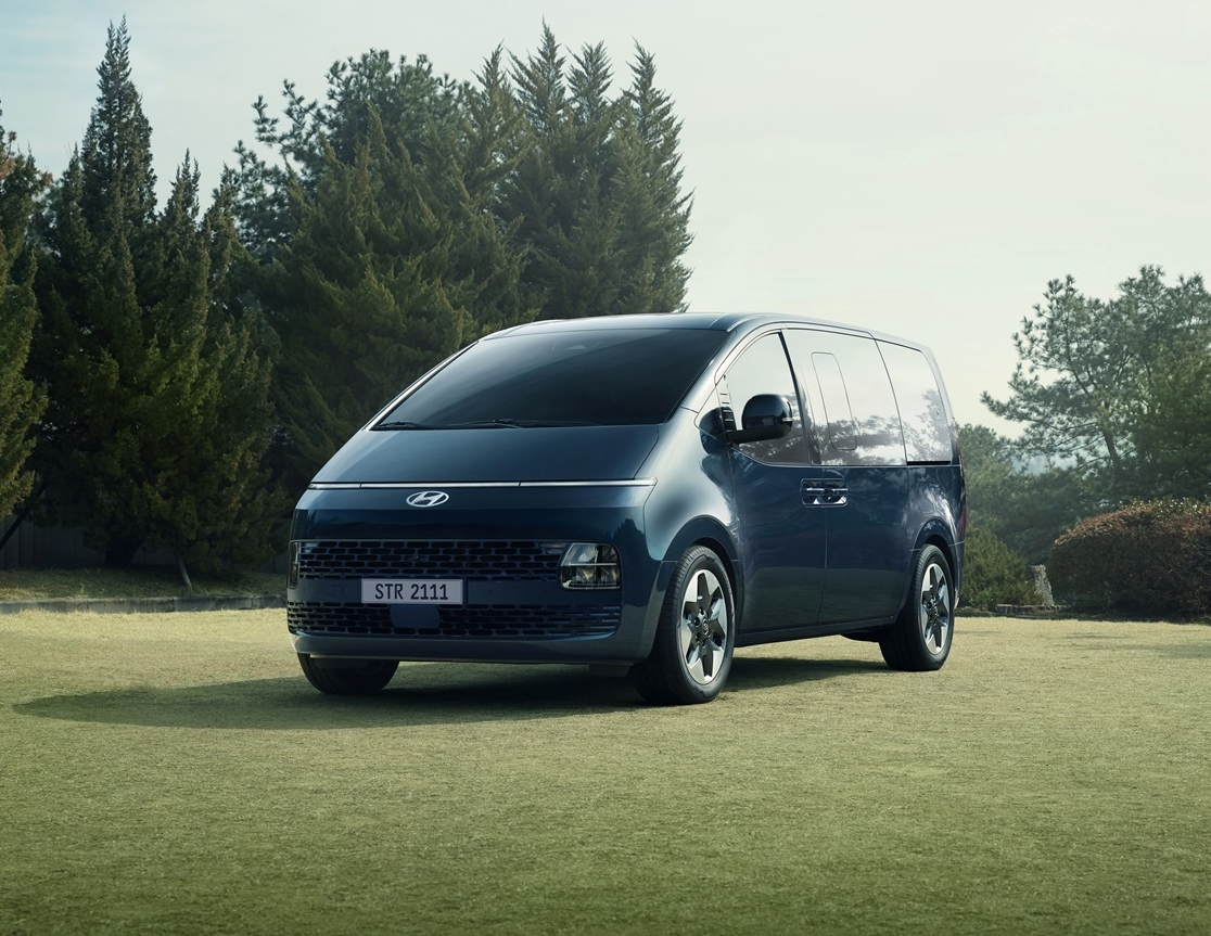 Hyundai Staria przód i bok