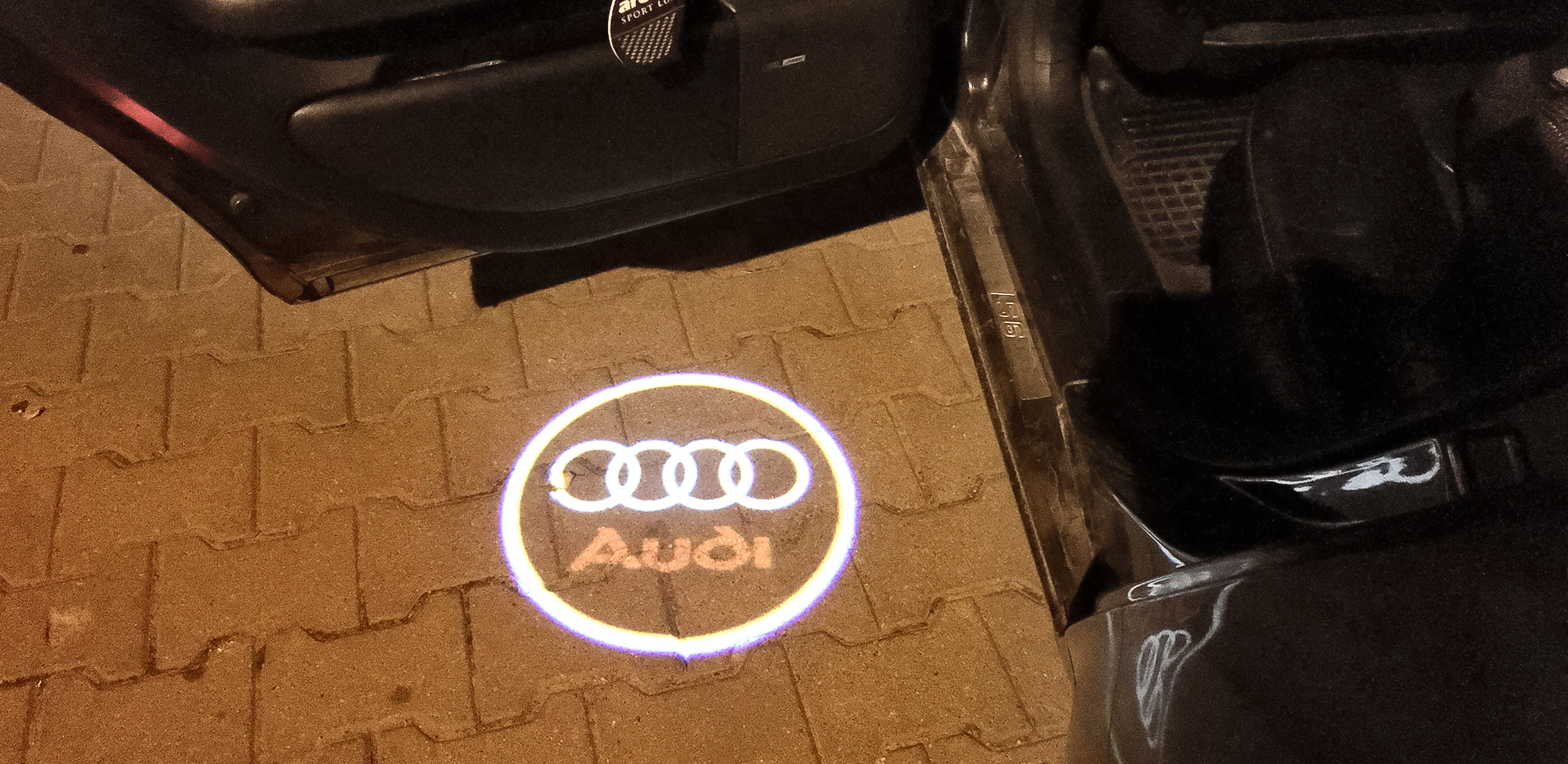 Montaż projektora z logo marki