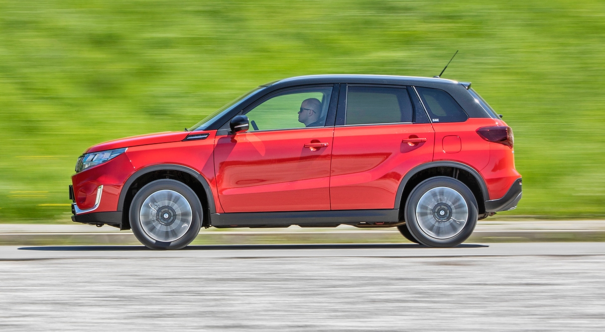 Suzuki Vitara w ruchu bok