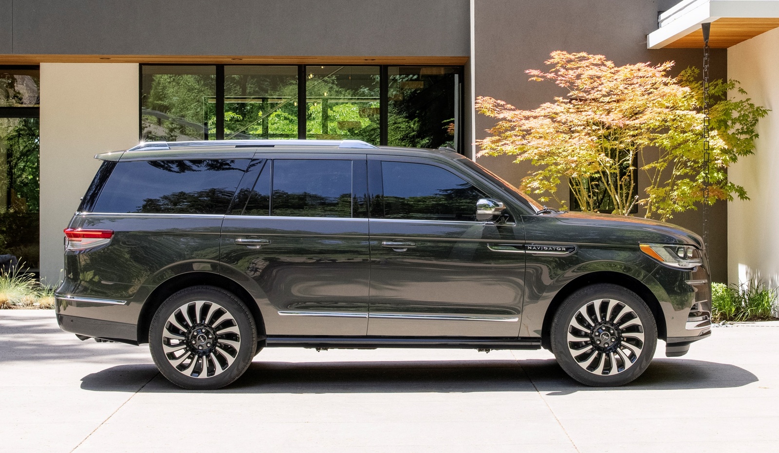 Lincoln Navigator - bok, profil