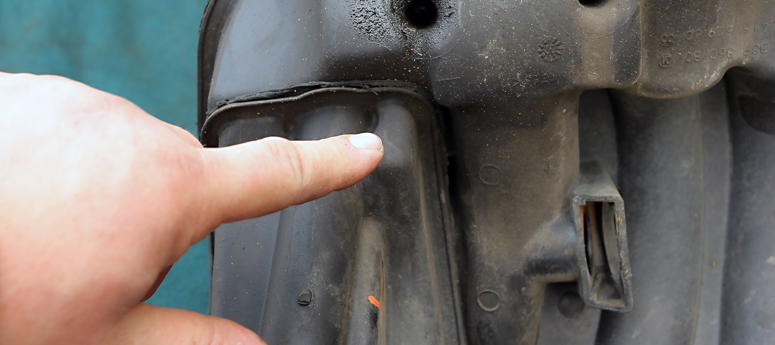 Pęknięty plastikowy kolektor ssący