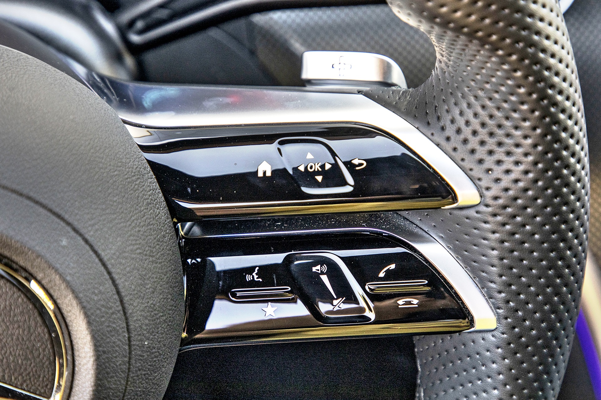 2021 Mercedes C220d - panele dotykowe