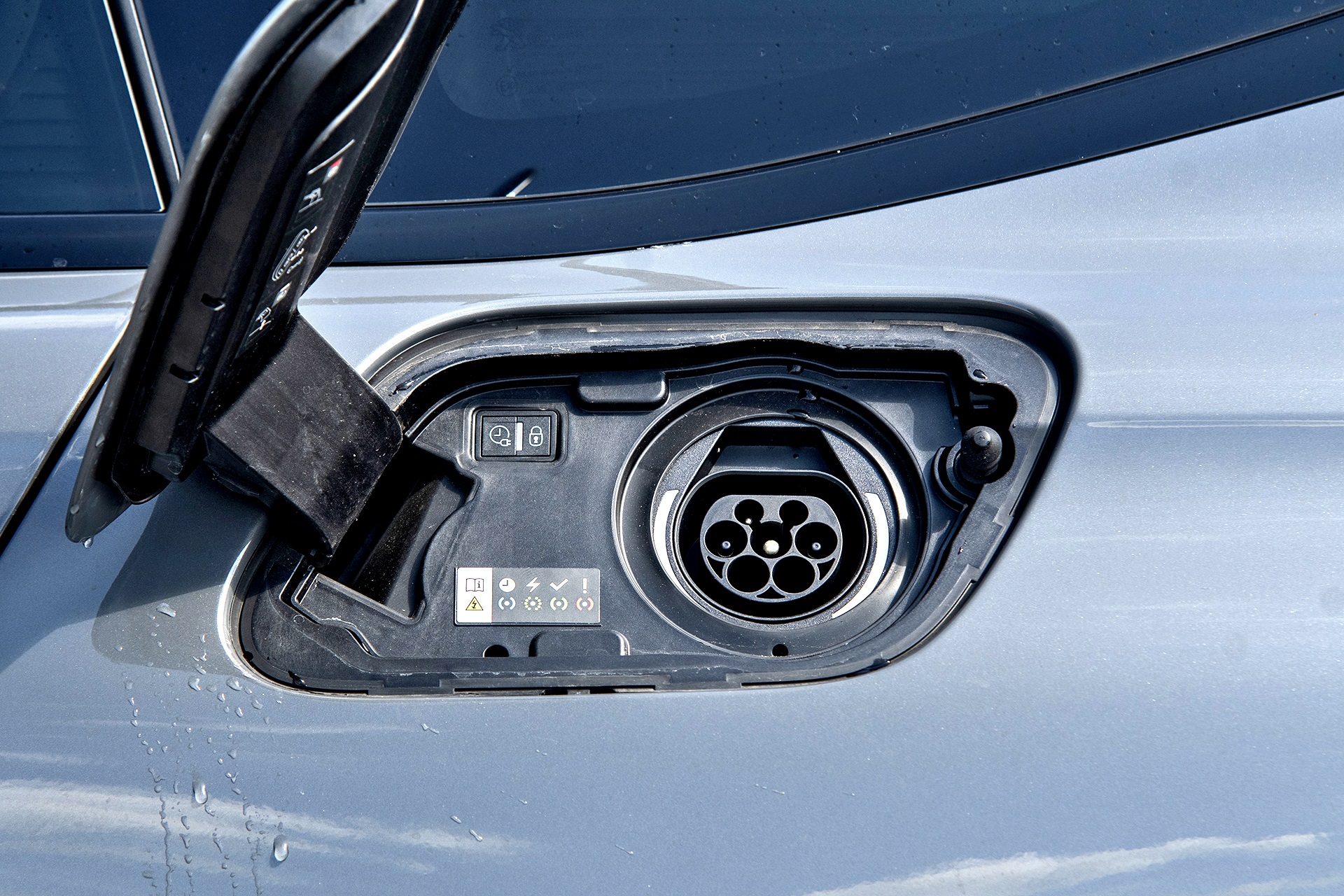 Peugeot 508 PSE SW - gniazdo ładowania