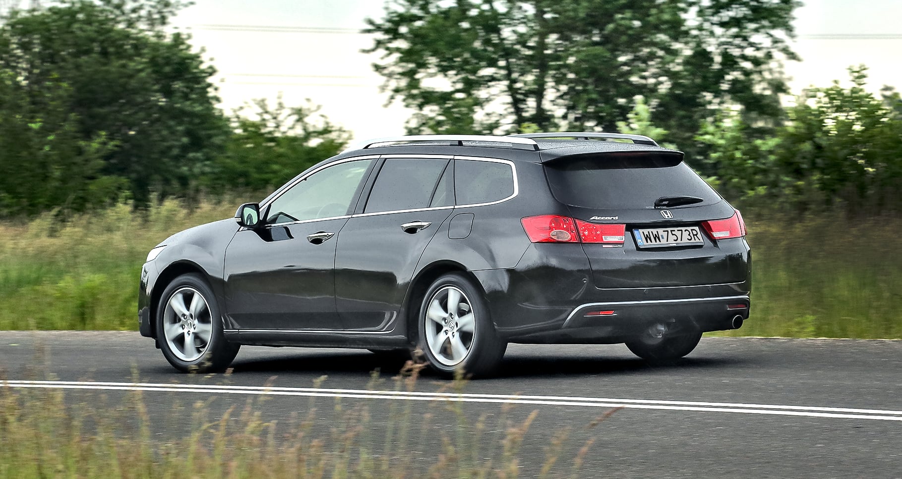 Honda Accord VIII 2.0 Tourer w ruchu na drodze bok i tył