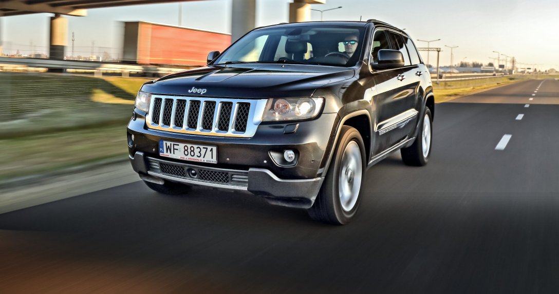 Używany Jeep Grand Cherokee (WK2) 3.0 CRD na drodze szybkiego ruchu przód i bok