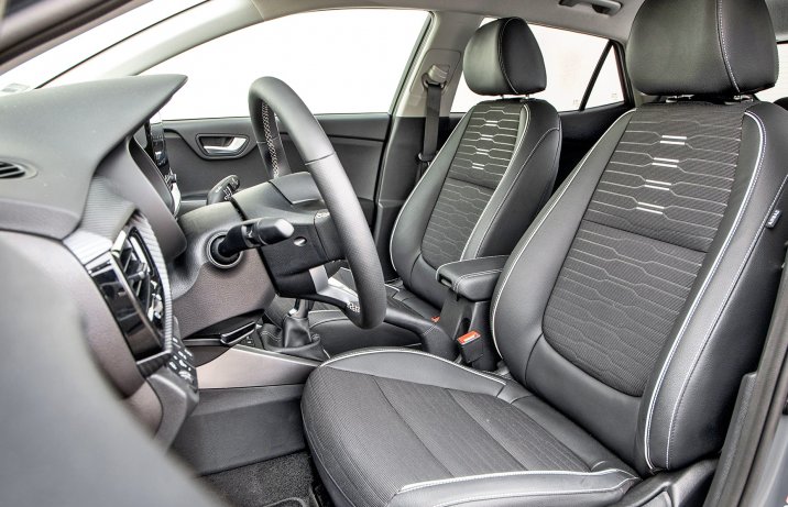 Kia Stonic 1.0 T-GDi MHEV 6iMT - fotele