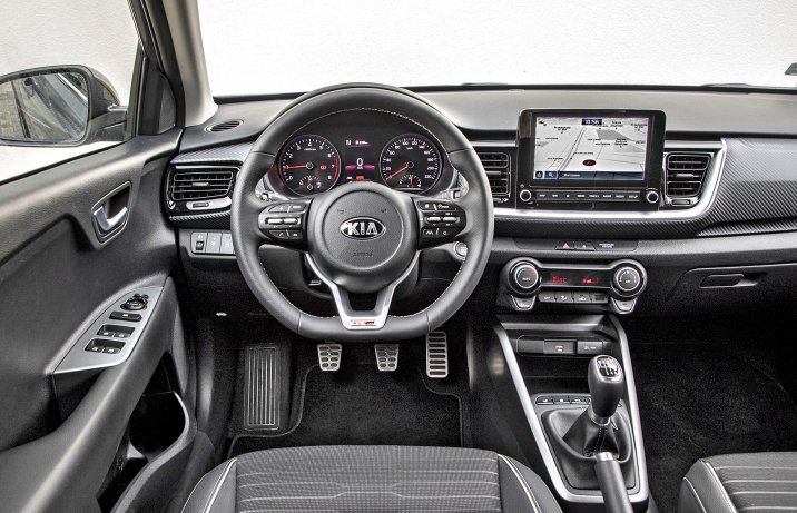 Kia Stonic 1.0 T-GDi MHEV 6iMT – kokpit