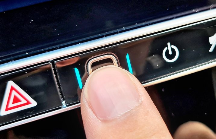 2021 Mercedes C 220 d - przycisk