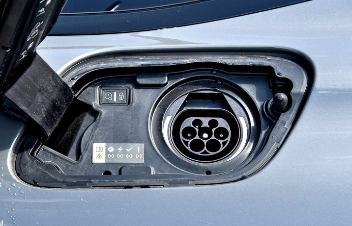 Peugeot 508 PSE SW - gniazdo ładowania