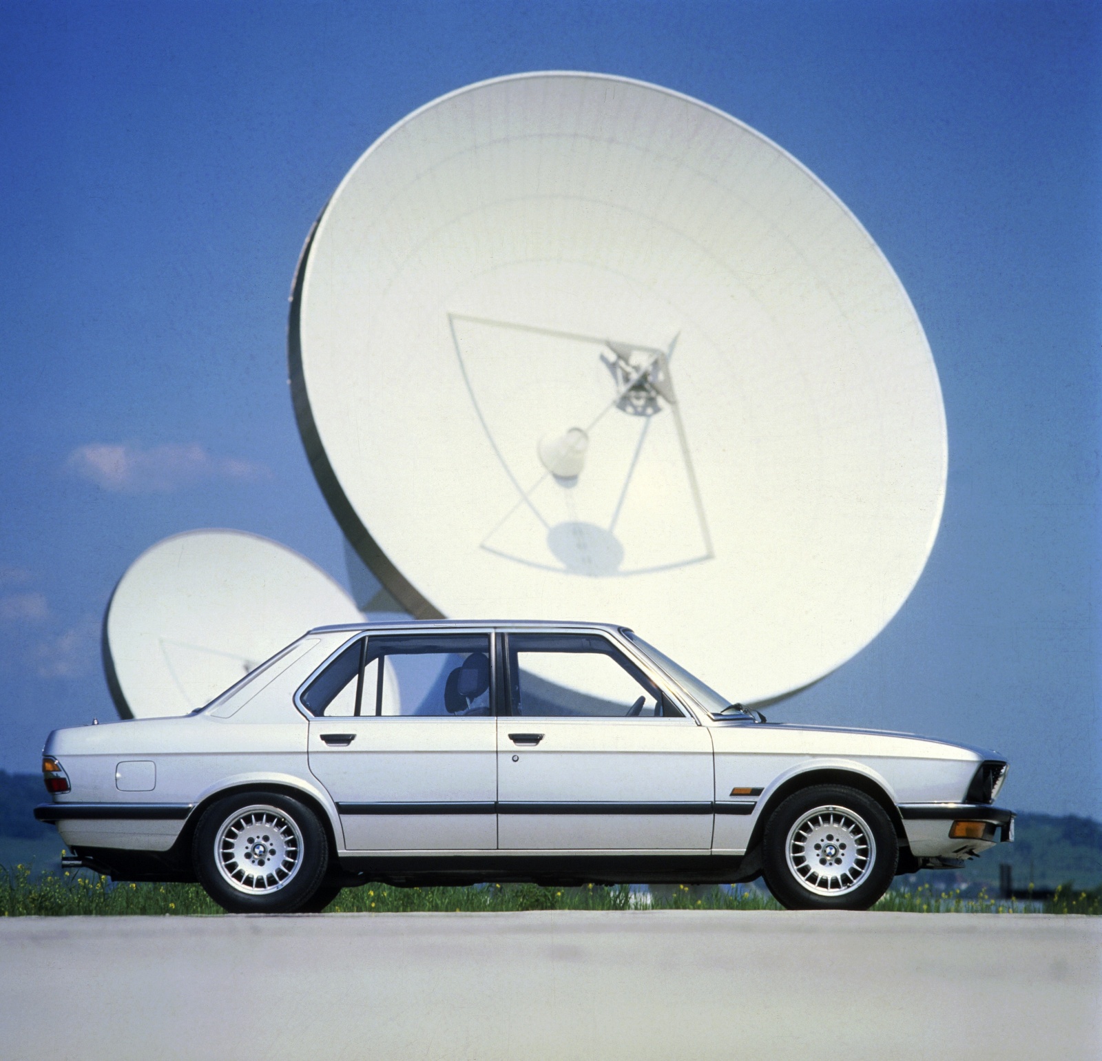 BMW serii 5 E28 - bok, profil