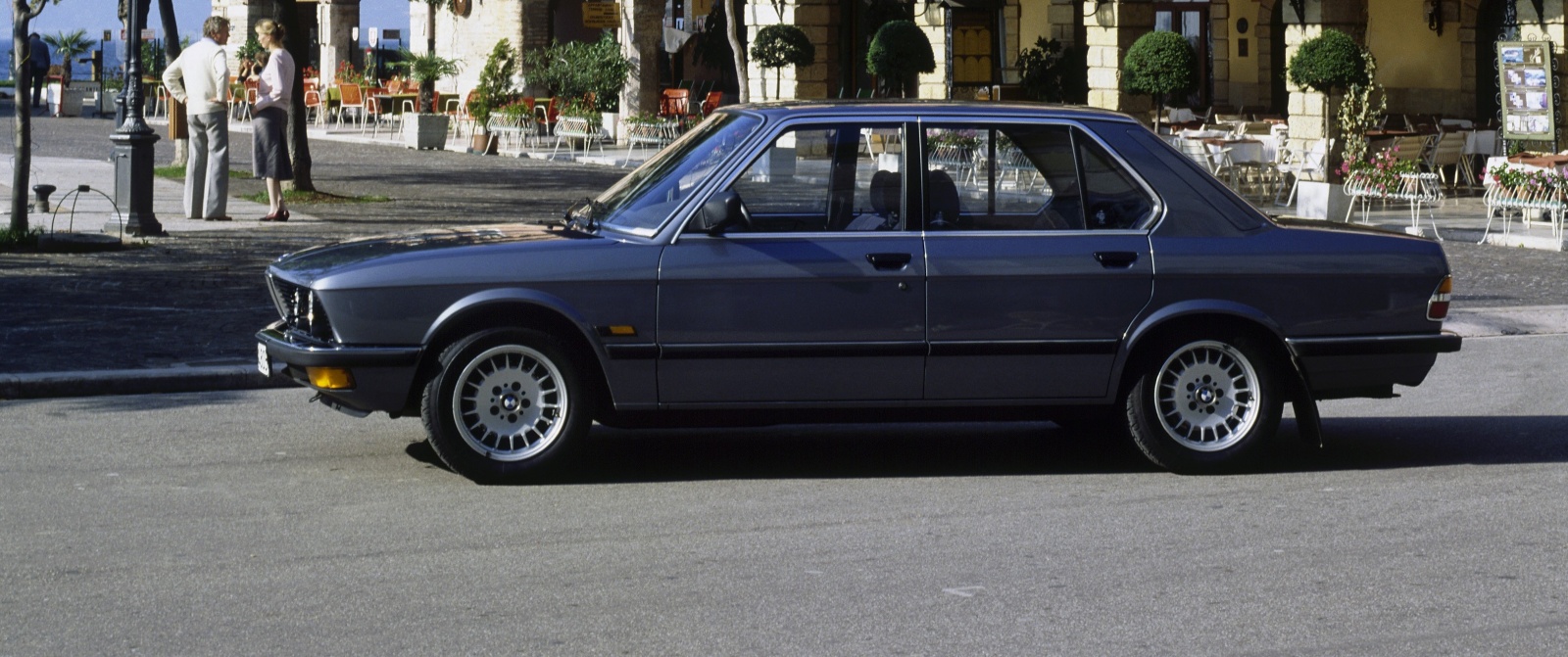 BMW serii 5 E28 - bok, profil 528i