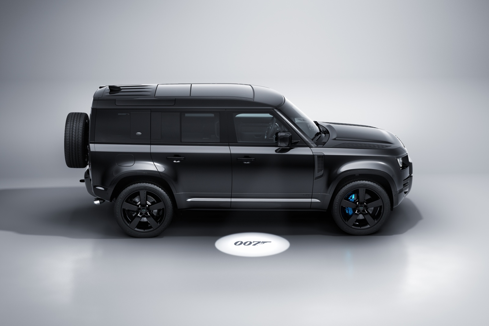Land Rover Defender V8 Bond Edition - bok, profil