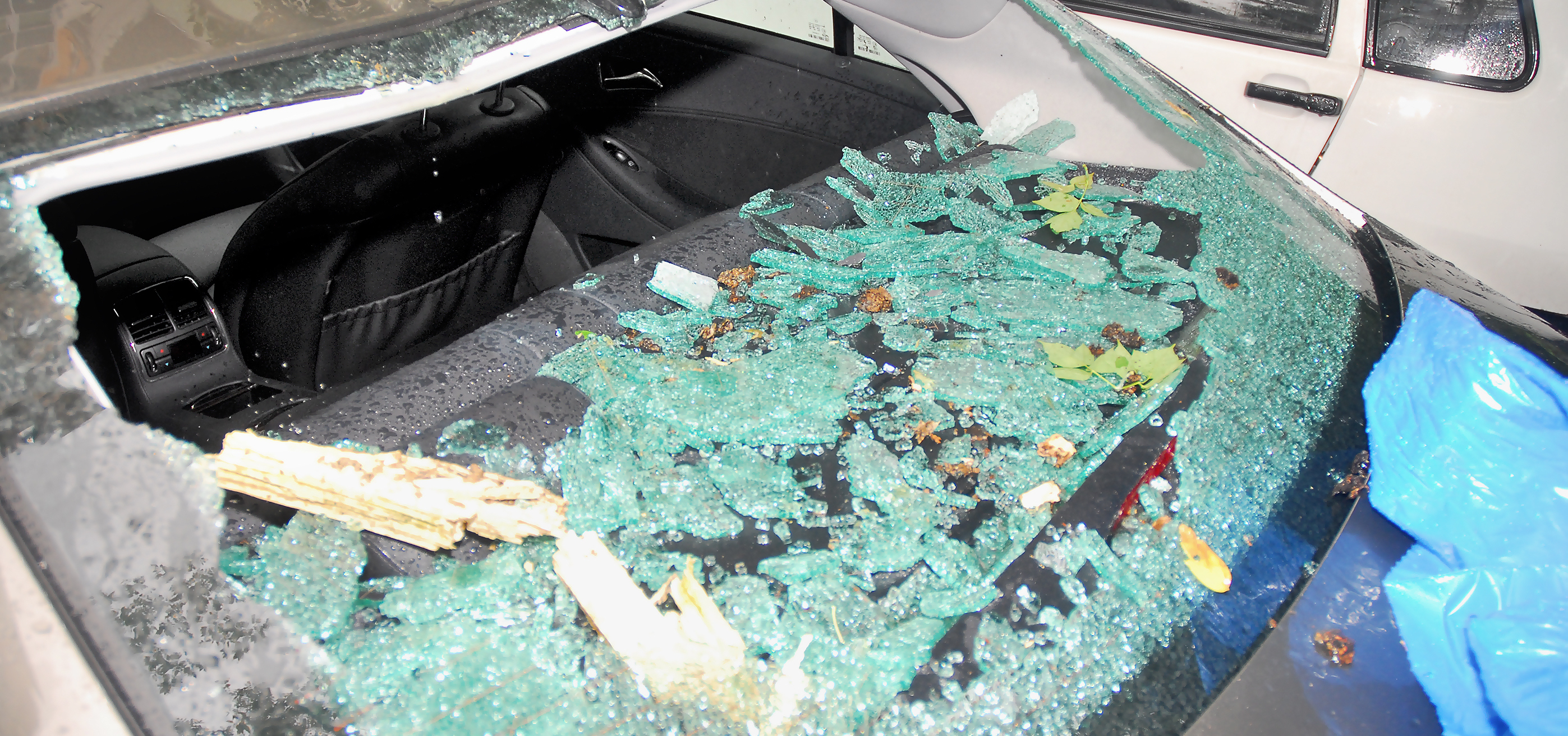 zniszczona tylna szyba samochodu