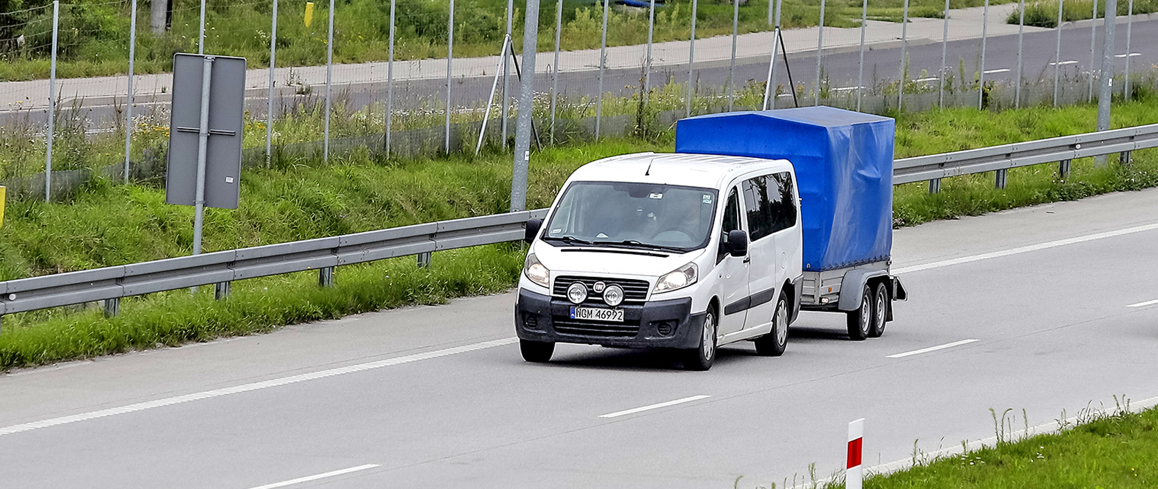 Bus z przyczepą w ruchu