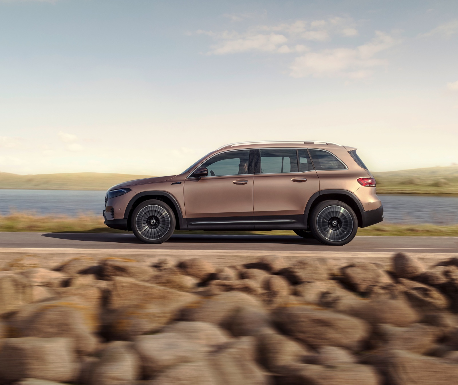 Mercedes EQB - bok, profil