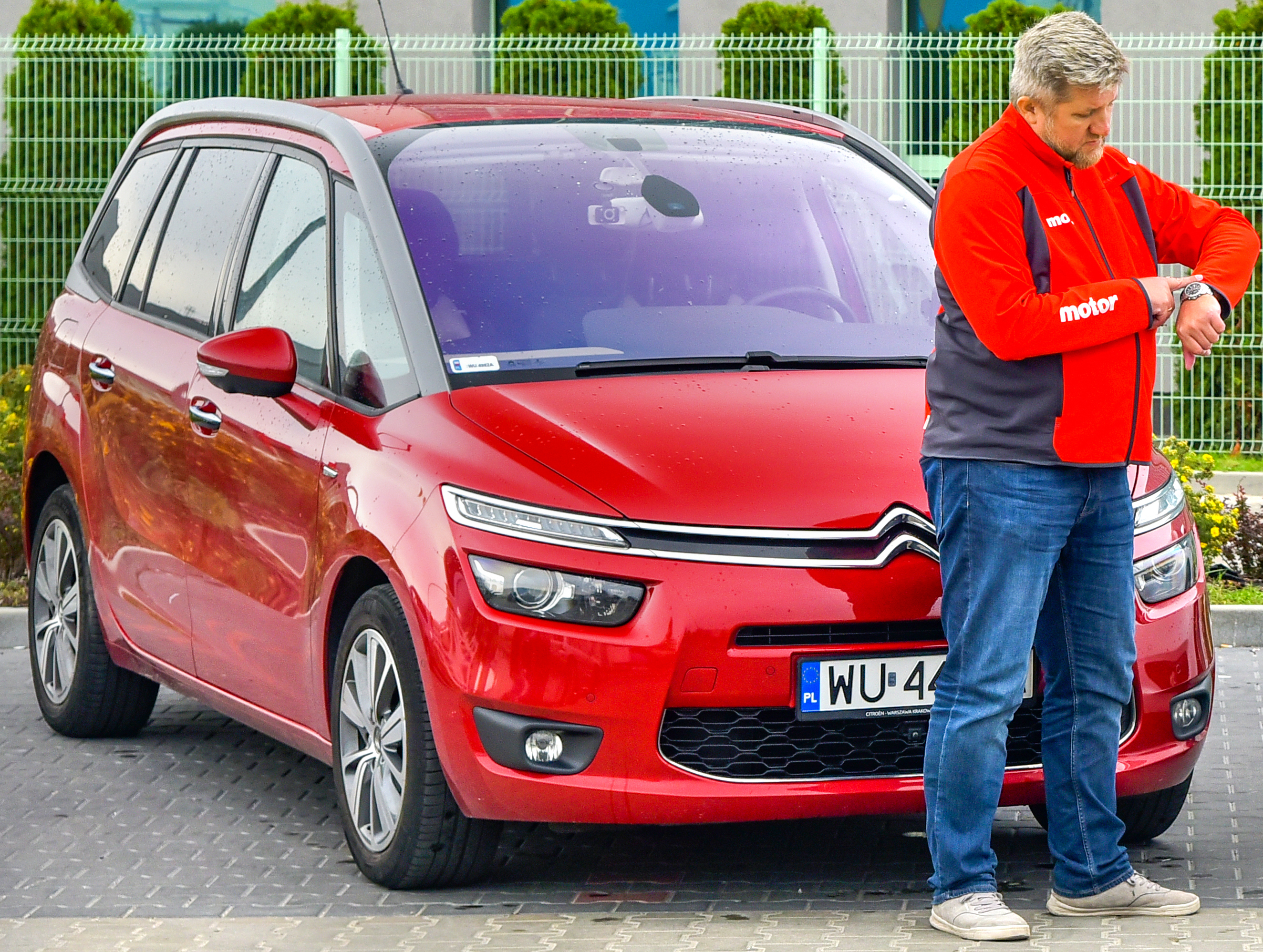 Dziennikarz Motoru patrzy na zegarek