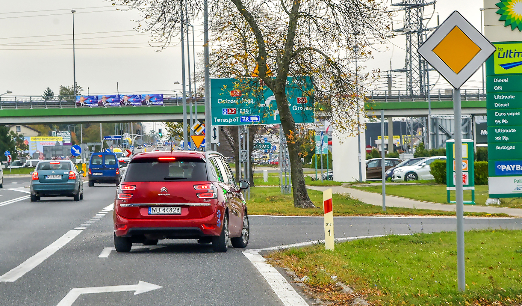 Citroen wjeżdża na stację paliw
