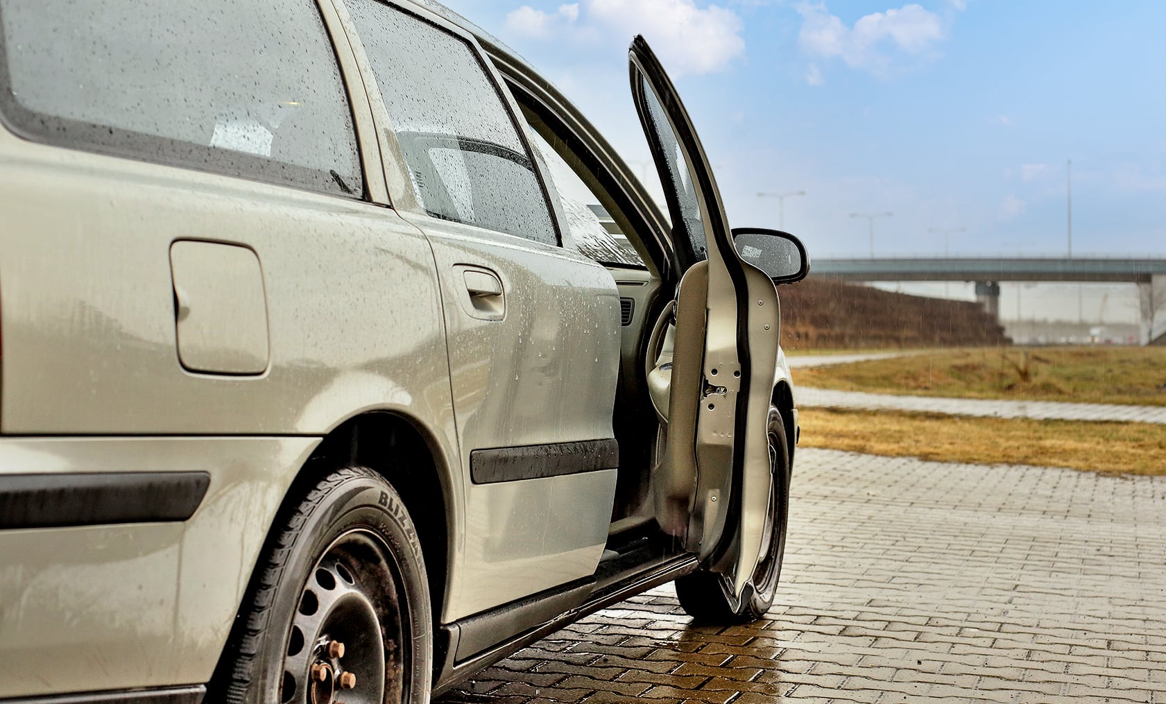 Volvo V70 II T5 bok z uchylonymi przednimi drzwiami