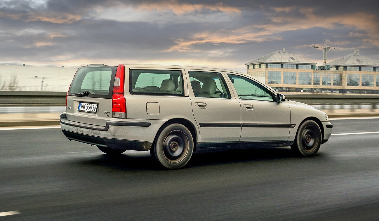 Volvo V70 II T5 w ruchu bok i tył