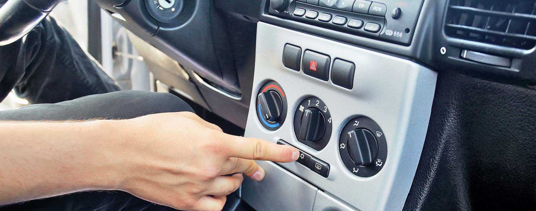 Palec na włączniku klimatyzacji