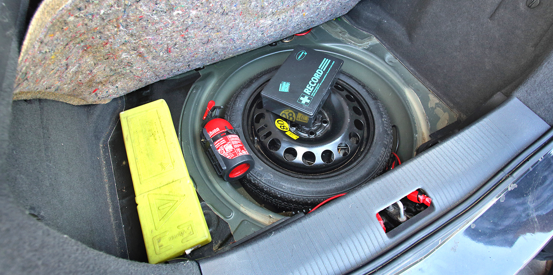 Koło zapasowe, podnośnik we wnęce