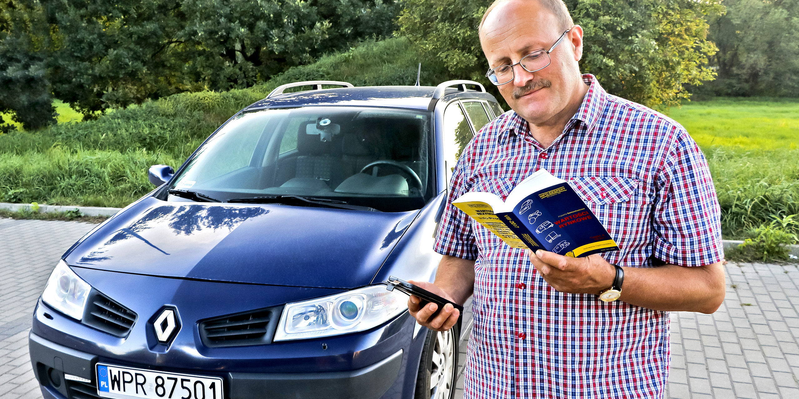 człowiek czyta katalog info-ekspert