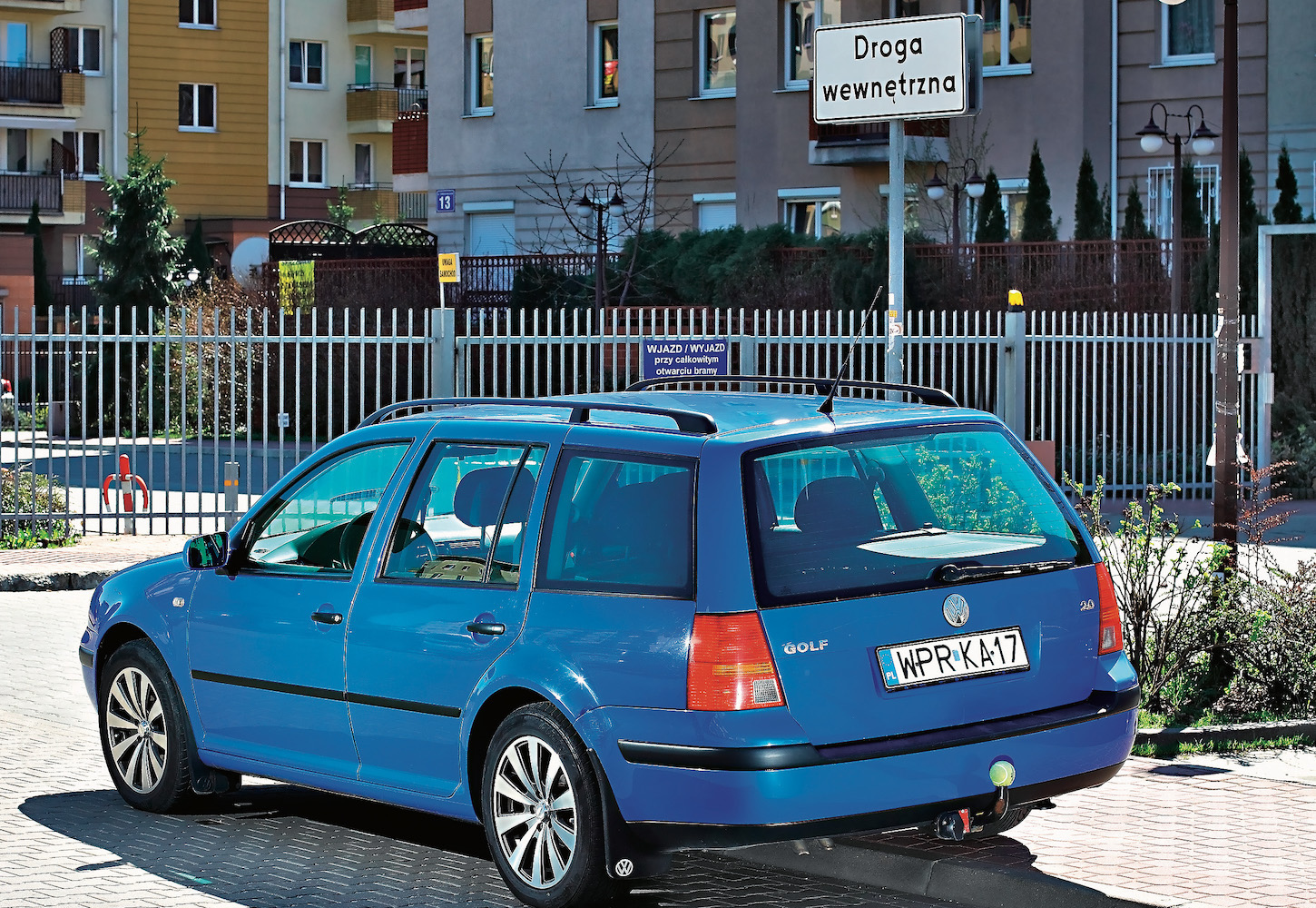 auto na drodze wewnętrznej