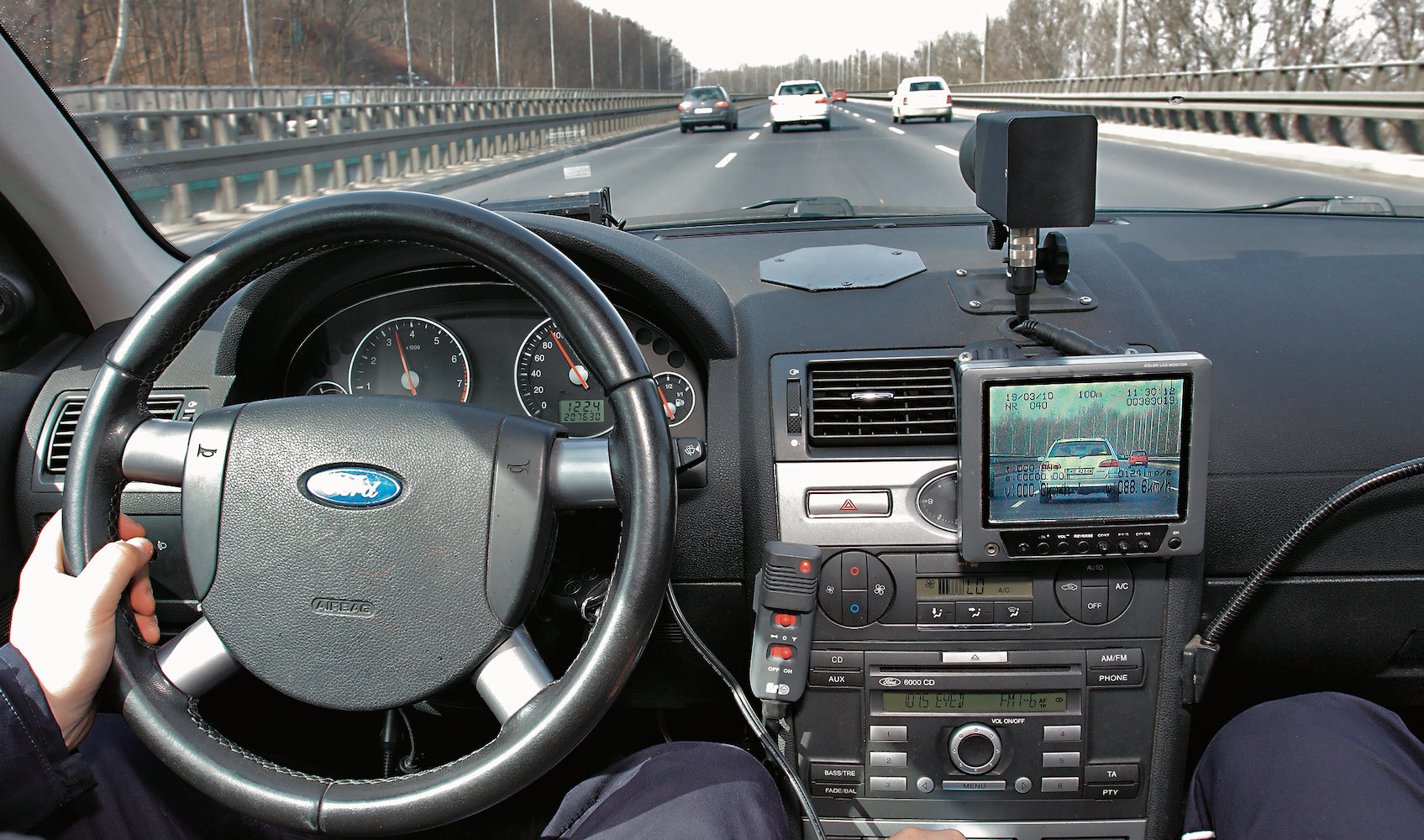 wnętrze radiowozu z wideorejestratorem