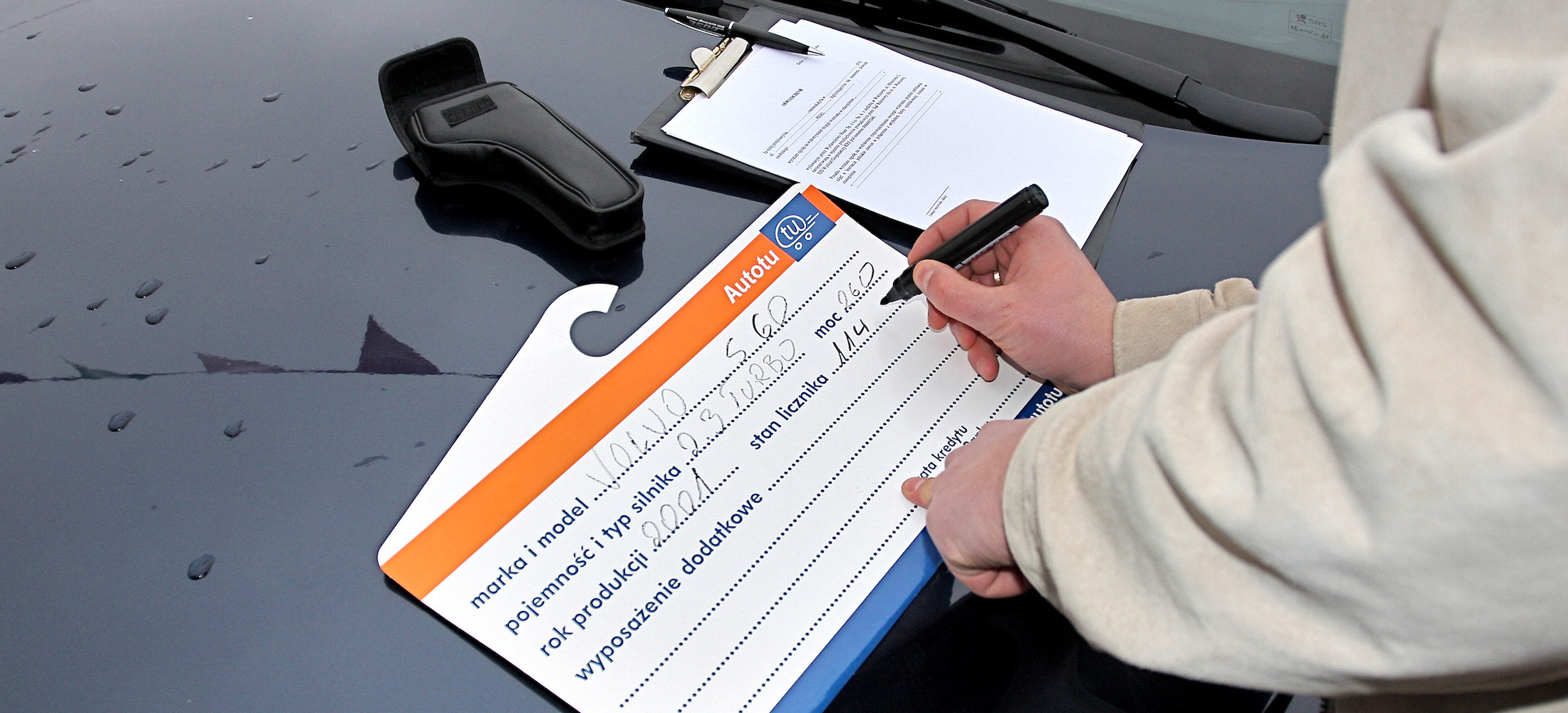 wypisywanie tabliczki w komisie